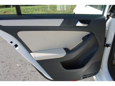 White/Beige leather/touch screen 2.5L SE 170 hp 5 cylinder DOHC engine, image 47