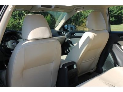 White/Beige leather/touch screen 2.5L SE 170 hp 5 cylinder DOHC engine, image 50
