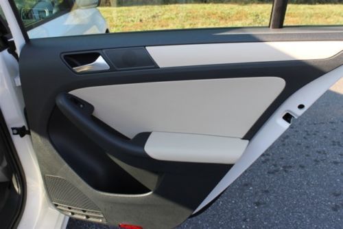 White/Beige leather/touch screen 2.5L SE 170 hp 5 cylinder DOHC engine, image 58