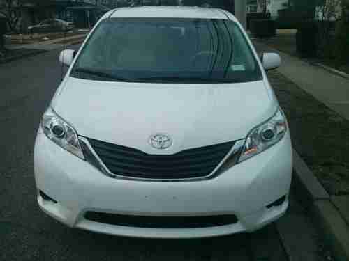 2012 Toyota Sienna LE Mini Passenger NO RESERVE RUNS AND DRIVES GREAT, image 2