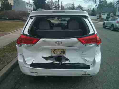 2012 Toyota Sienna LE Mini Passenger NO RESERVE RUNS AND DRIVES GREAT, image 4