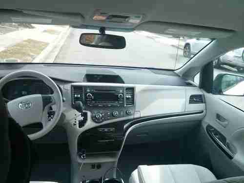 2012 Toyota Sienna LE Mini Passenger NO RESERVE RUNS AND DRIVES GREAT, image 6