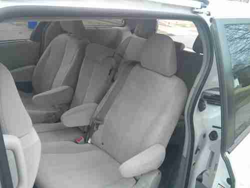 2012 Toyota Sienna LE Mini Passenger NO RESERVE RUNS AND DRIVES GREAT, image 9