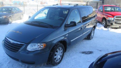 Extra clean 2006 chrysler town &amp; country signature series,leather,moon,dvd power