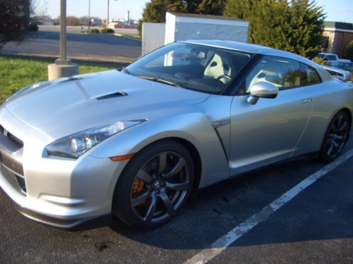 Clean carfax,nissan gtr premium,navigation,bose,heated seats