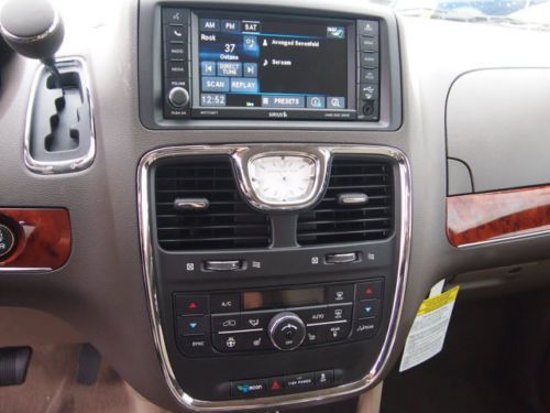 New Limited 3.6L V6 NAV DVD Leather Loaded T&C Van Warranty Forever We Finance, image 8