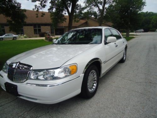 2000 Lincoln Town Car Cartier Sedan 4-Door 4.6L, image 2