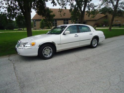 2000 Lincoln Town Car Cartier Sedan 4-Door 4.6L, image 3