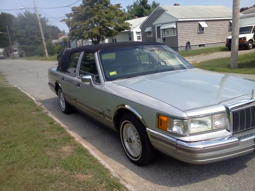 1990 Lincoln Town Car Signature Sedan 4-Door 5.0L, image 2