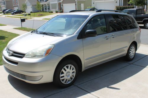 2005 toyota sienna le minivan.  seats 7.