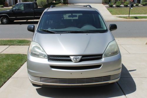 2005 Toyota Sienna LE Minivan.  Seats 7., image 3