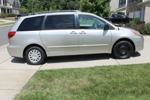 2005 Toyota Sienna LE Minivan.  Seats 7., image 4