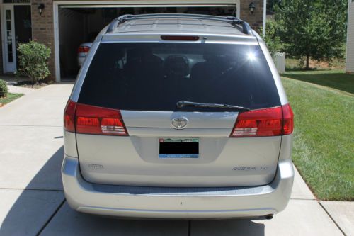 2005 Toyota Sienna LE Minivan.  Seats 7., image 5