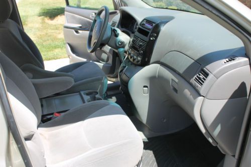 2005 Toyota Sienna LE Minivan.  Seats 7., image 8