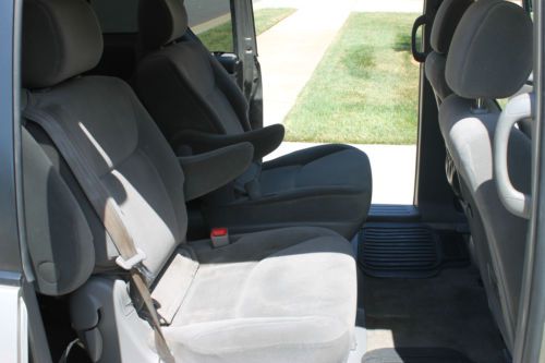 2005 Toyota Sienna LE Minivan.  Seats 7., image 9