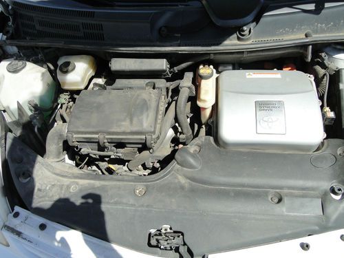 2004 Toyota Prius 4 Door Liftback Hybrid, image 2
