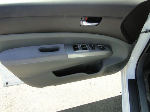 2004 Toyota Prius 4 Door Liftback Hybrid, image 12