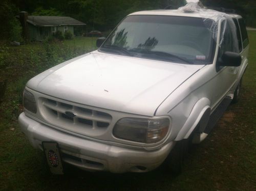 Wrecked 1999 ford explorer  limited edition  4x4  4-door 4.0l for parts only