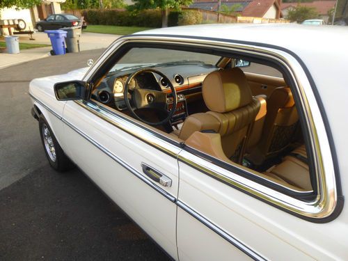 1983 Mercedes-Benz 300CD Base Coupe 2-Door 3.0L LOW miles Impeccable Condition, image 2