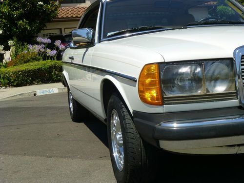 1983 Mercedes-Benz 300CD Base Coupe 2-Door 3.0L LOW miles Impeccable Condition, image 3