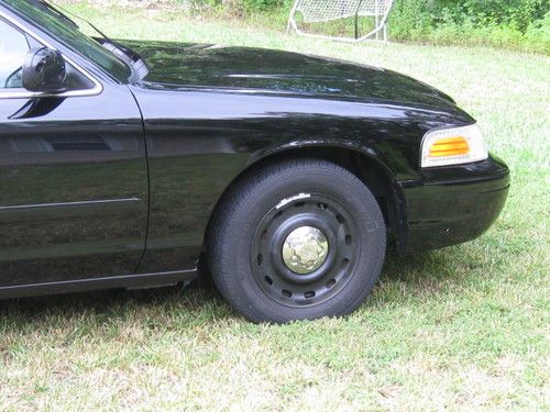 2005 Ford Crown Victoria Police Interceptor Sedan 4-Door 4.6L, image 2