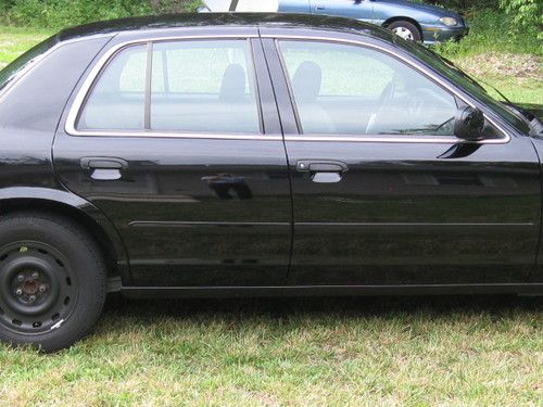 2005 Ford Crown Victoria Police Interceptor Sedan 4-Door 4.6L, image 3