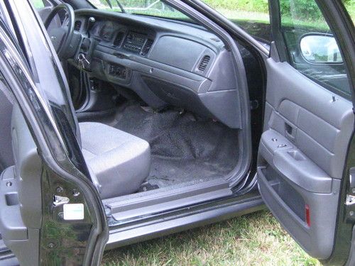 2005 Ford Crown Victoria Police Interceptor Sedan 4-Door 4.6L, image 16