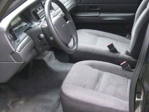 2005 Ford Crown Victoria Police Interceptor Sedan 4-Door 4.6L, image 18