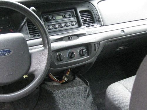 2005 Ford Crown Victoria Police Interceptor Sedan 4-Door 4.6L, image 19