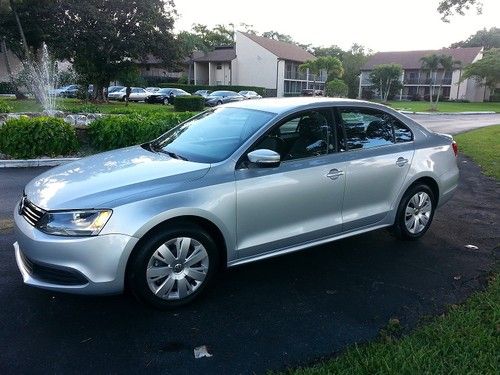 2013 vw jetta immacualte 12,912 miles silver, new car smell clean title