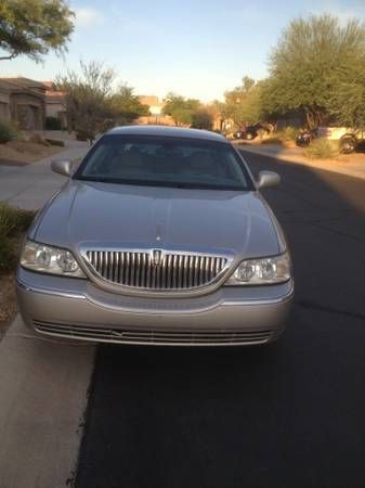 2004 Lincoln Town Car Signature Sedan 4-Door 4.6L, image 2