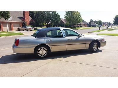 Like New Low Mile 03 Towncar, US $8,995.00, image 2