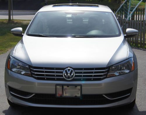 2012 vw passart sel 2.5 w/nav and rear dvd