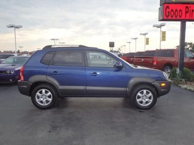 No reserve 05 hyundai tucson many pictures inside.