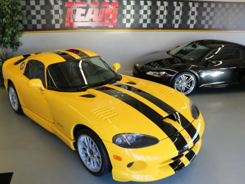 2001 dodge viper acr coupe - 8.0 v10 - 6spd - yellow/blk - 5990mi - clean carfax