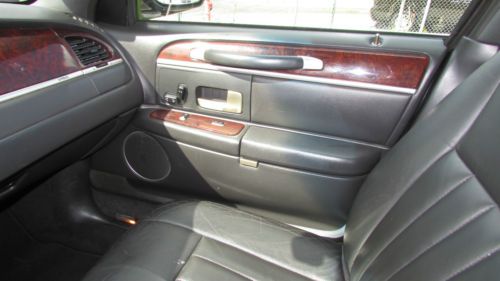 2006 Lincoln Town Car  L-Series Black, image 16
