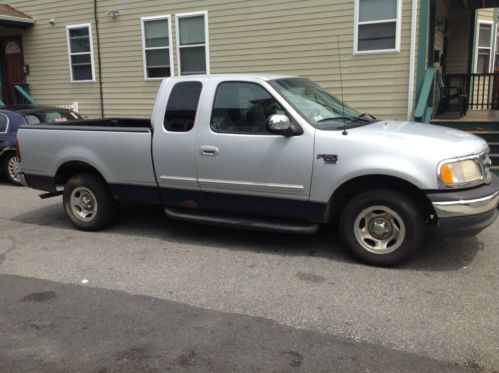 2001 ford f150 xlt, v8, 2wheel drive pick up truck