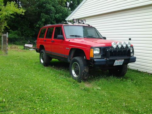 Jeep cherokee lifted runs good  31x11.5 super swampers tsl