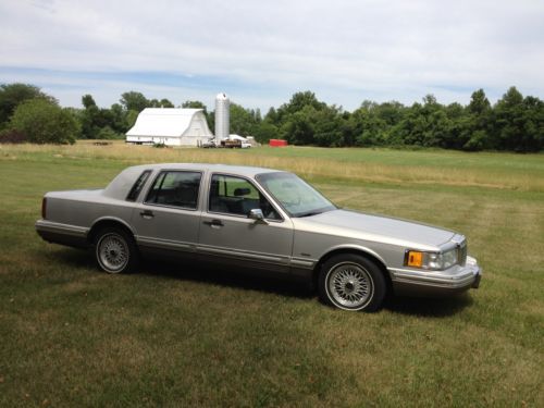 1992 Lincoln Town Car Cartier Edition, image 2