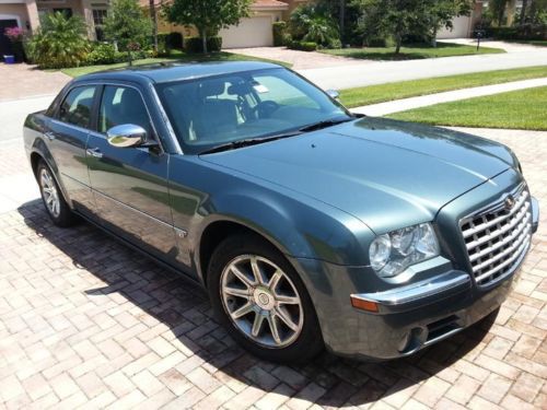 300c 2005  v8 hemi sunroof, gps nav cd, boston sound sys 6cd am/fm, ext warranty