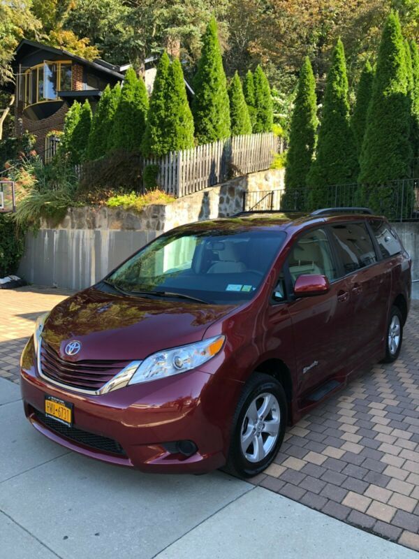 2017 toyota sienna le