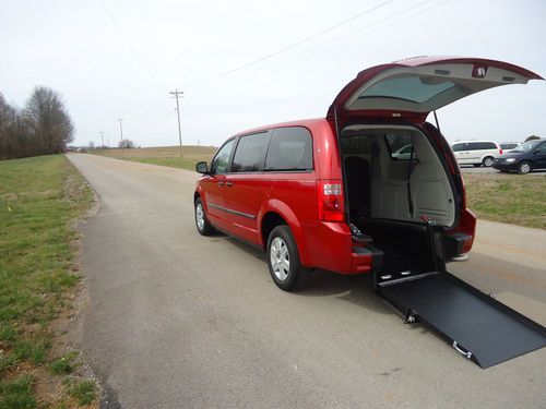 2008 dodge grand caravan wheelchair/handicap ramp van rear entry conversion