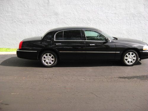 2008 lincoln town car l 1 owner executive loaded  62k miles wont last!!!