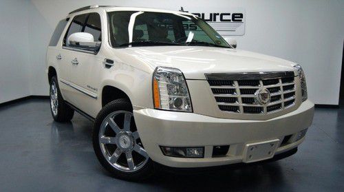 Clean carfax, pearl white/tan, loaded! we finance!