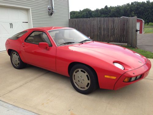 Red porsche 928s