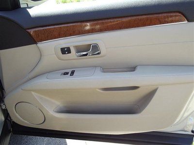 Low Miles Northstar V8 All Wheel Drive Navigation Third Row Seating Sunroof, image 33