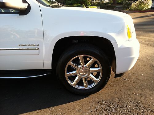 2011 GMC Yukon XL 1500 Denali Sport Utility 4-Door 6.2L, image 3