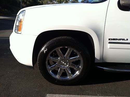 2011 GMC Yukon XL 1500 Denali Sport Utility 4-Door 6.2L, image 4