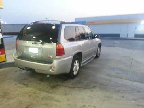 2005 gmc envoy denali silver (fully loaded)