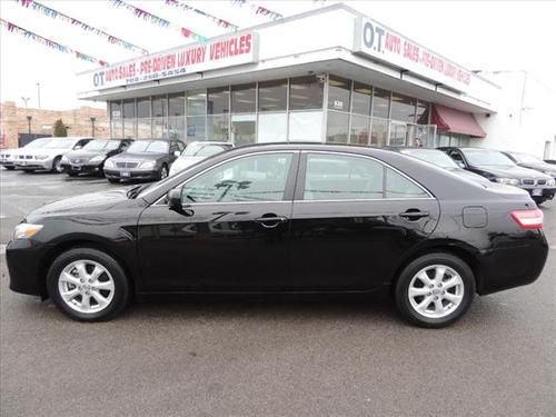 2010 toyota camry le *extremely low miles and clean*